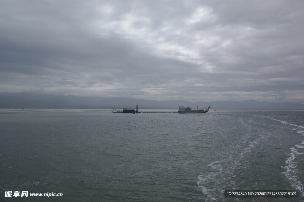 海上船只与阴沉天空景象