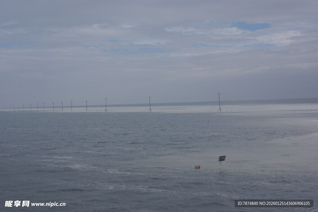 海上远景 孤舟于广阔水域