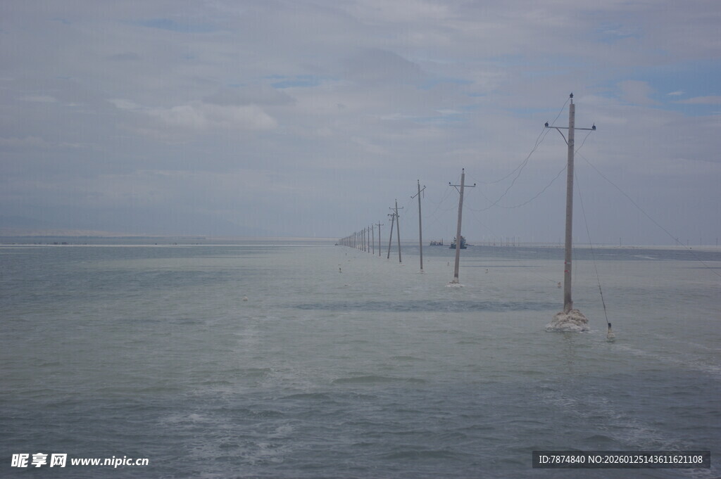 海上延伸的电线杆道路