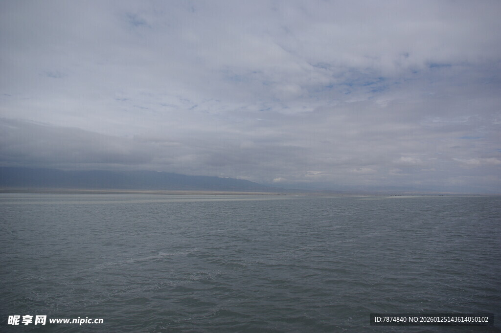 广阔海面与阴沉天空