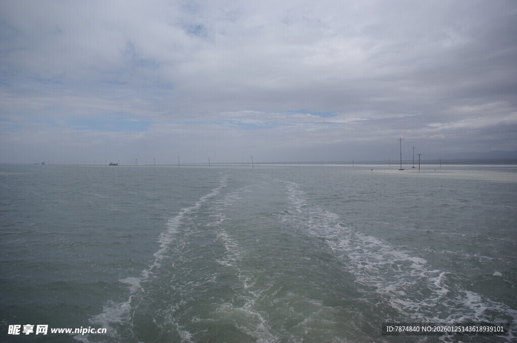 海上行舟留下白色航迹