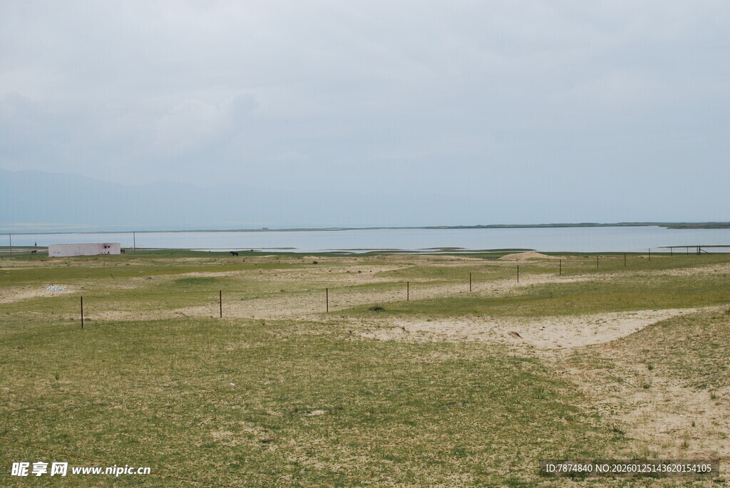 广袤草原与远处的水域