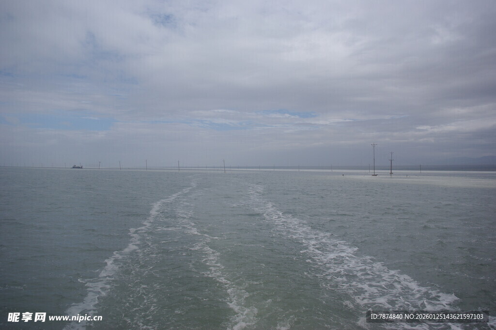 海上航迹 乘船破浪之景