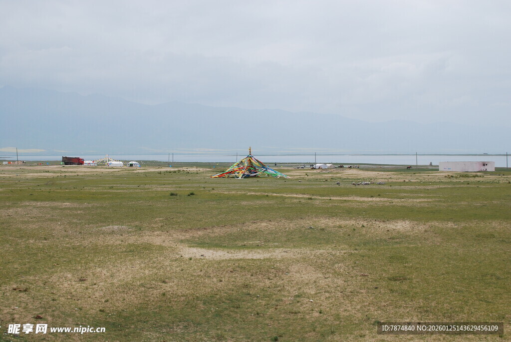 草原风光 远处帐篷隐约可见