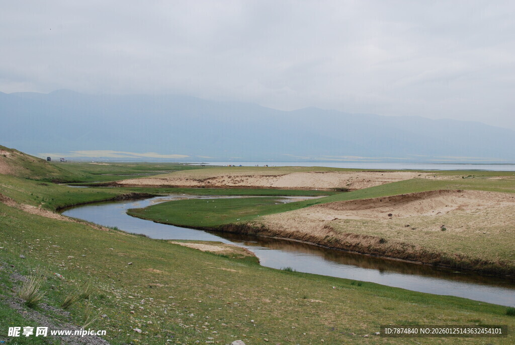 蜿蜒河畔的开阔田园风光