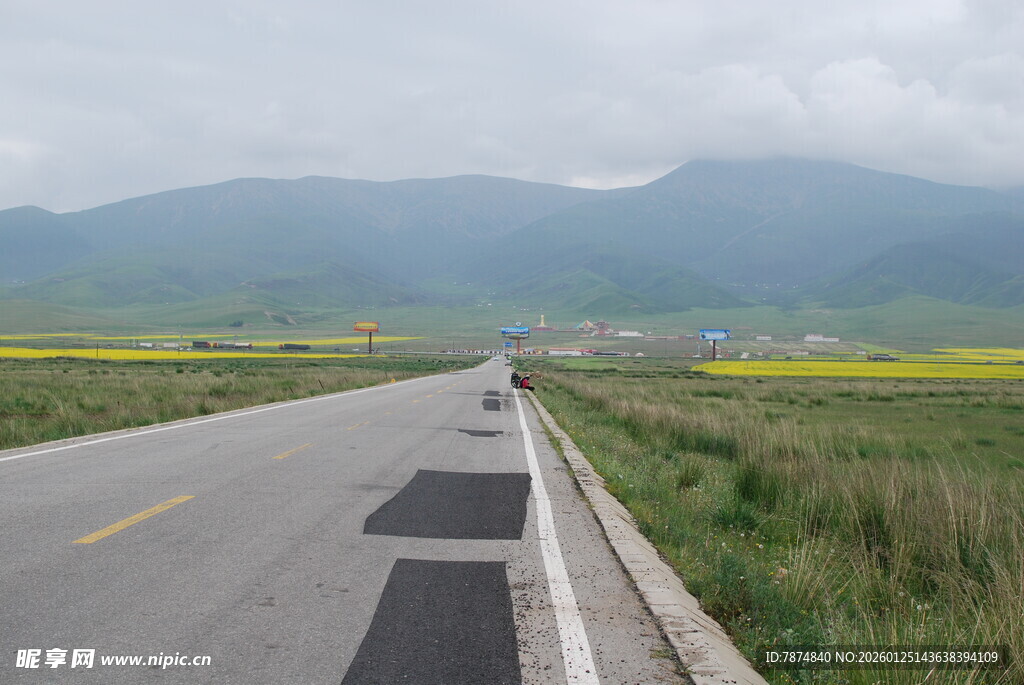 公路旁的田园与远山美景