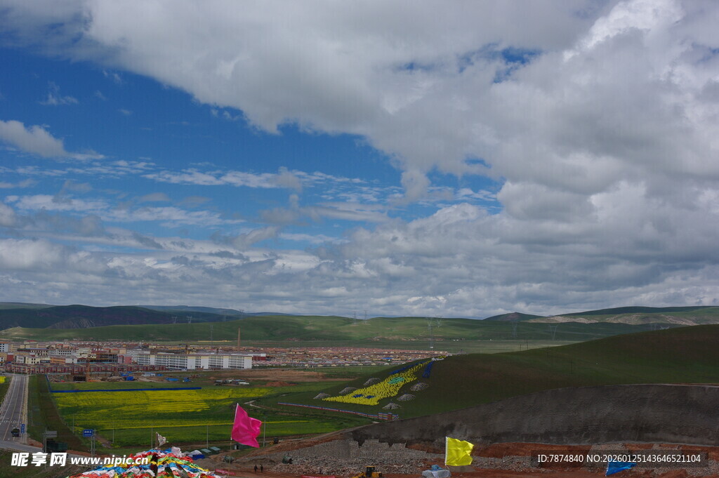 草原风光下的多彩田野