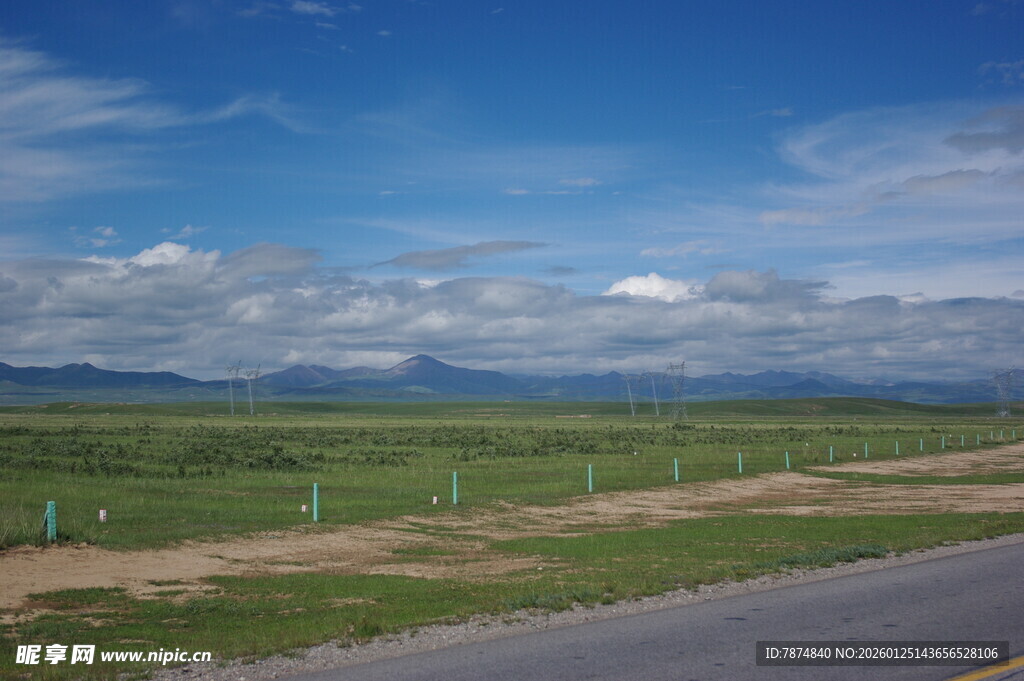 公路旁的开阔自然景观