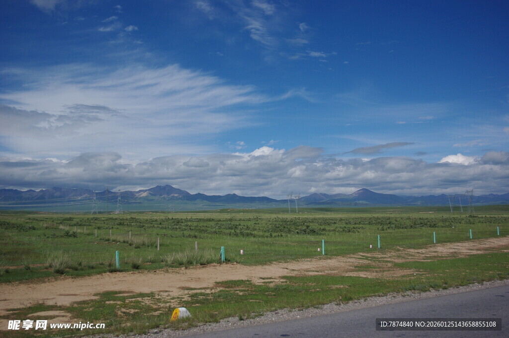 公路旁的开阔草原风景