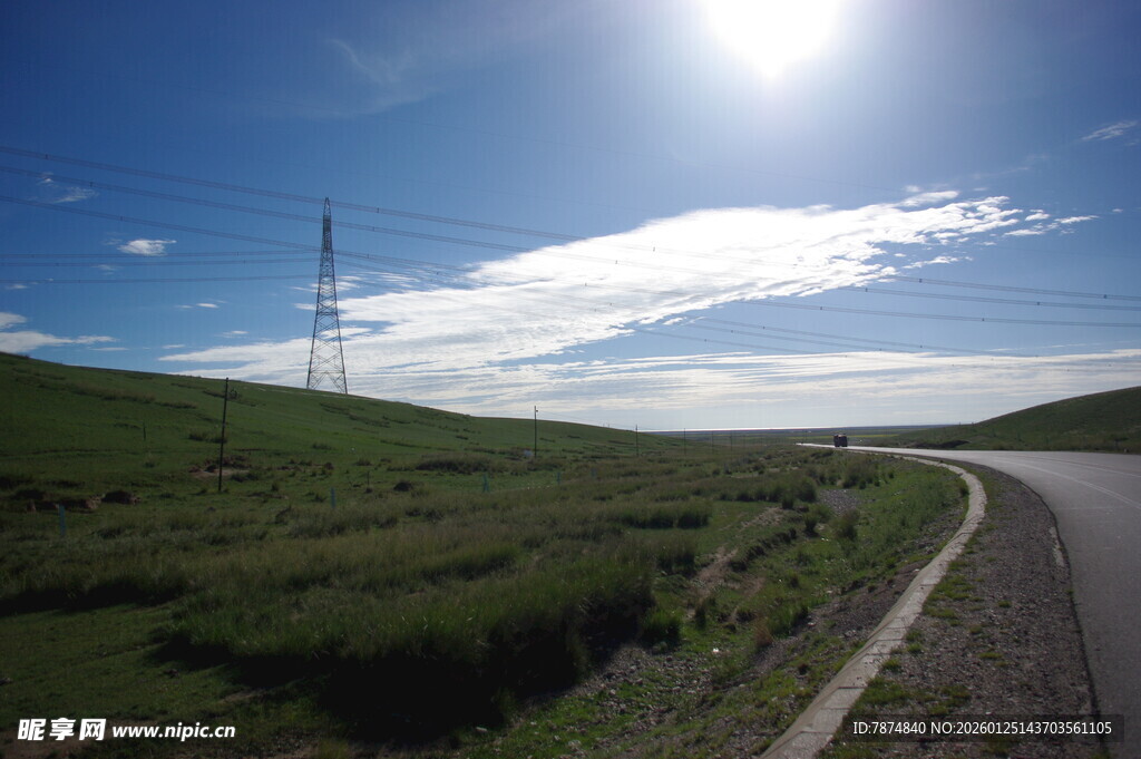草原公路旁的明媚风光