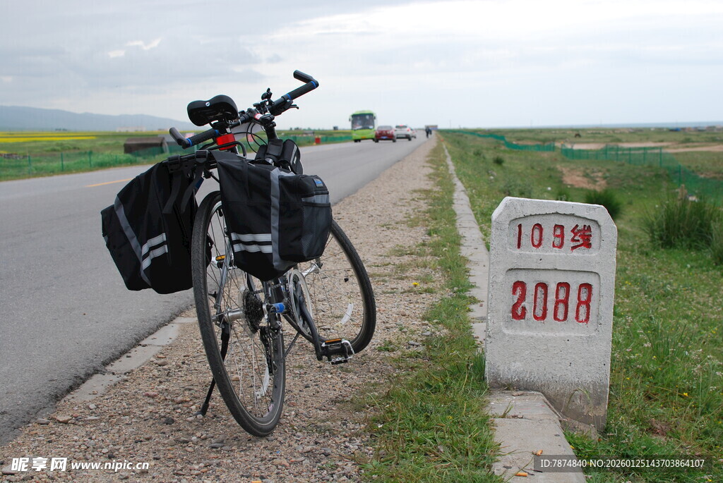 公路旁停靠的长途骑行自行车