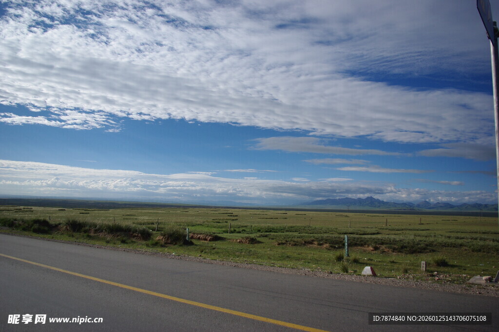 公路伸向远方的开阔风景