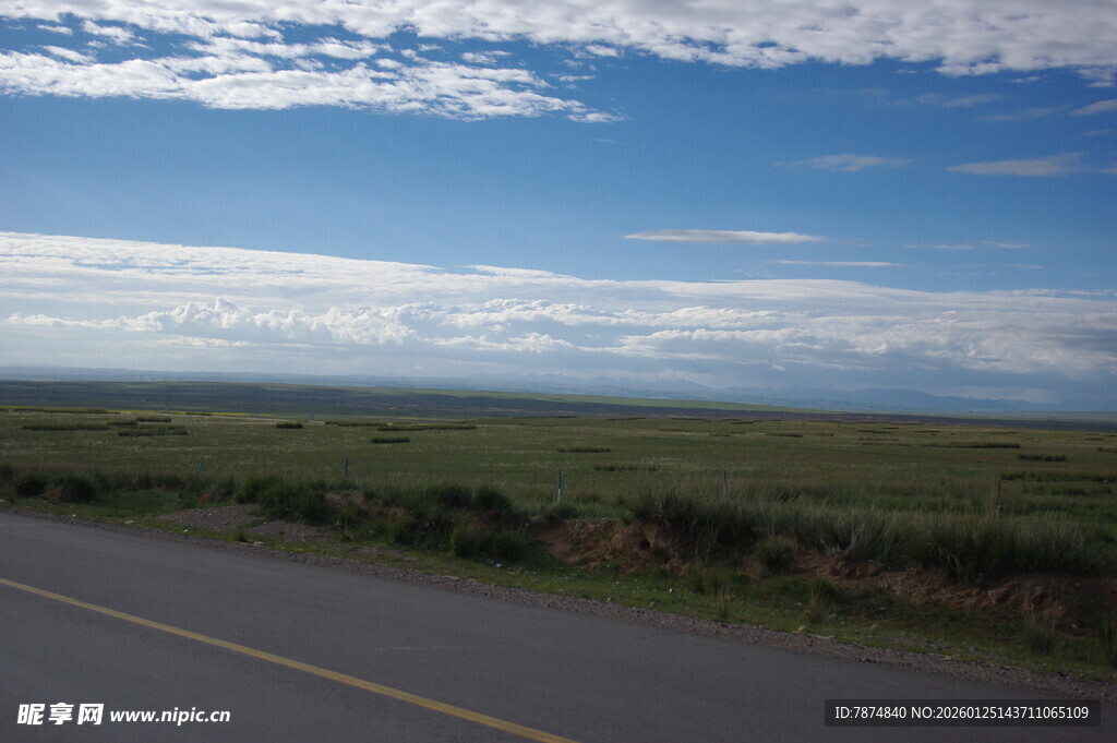 公路伸向远方的开阔风景