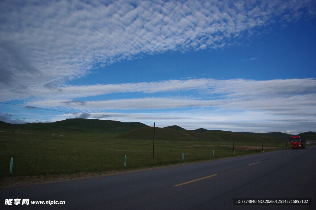 公路伸向远方的开阔风景