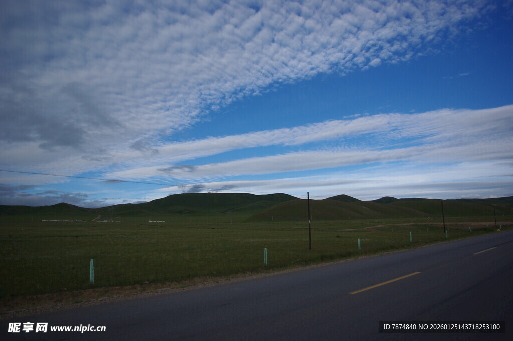 公路旁的蓝天绿地美景