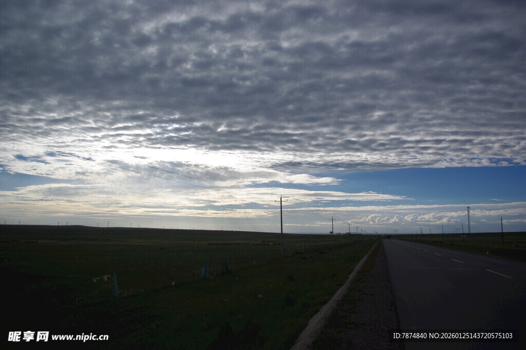 公路边的多云天空景象