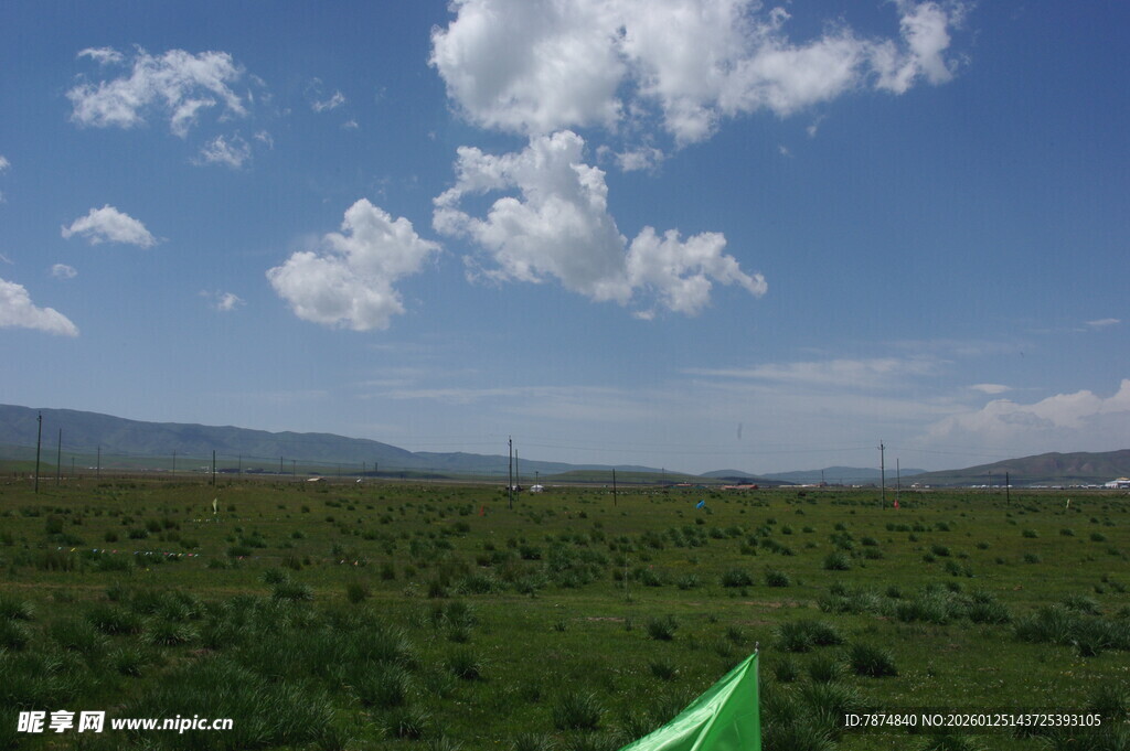 绿野蓝天风景图