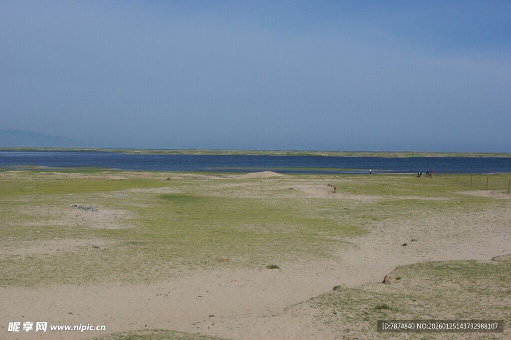 广袤草原与远处蓝天相接