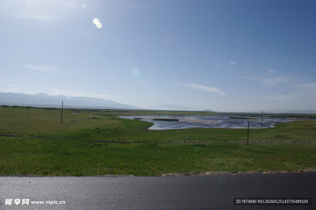 草原公路旁的湖畔风光