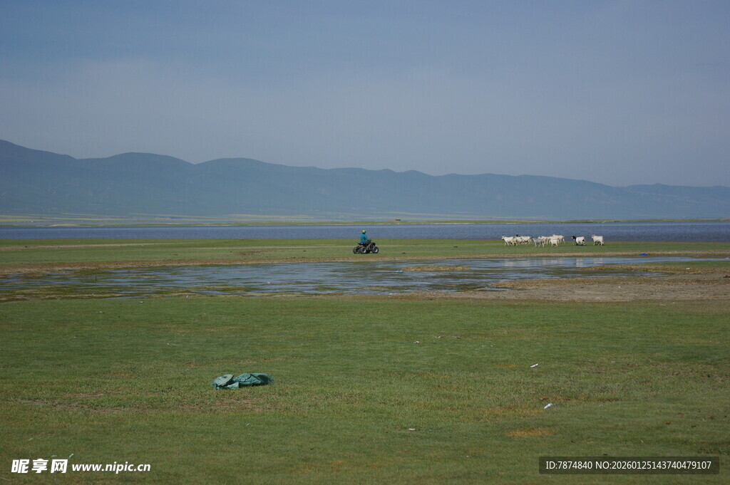 草原风光 远处村落与水域