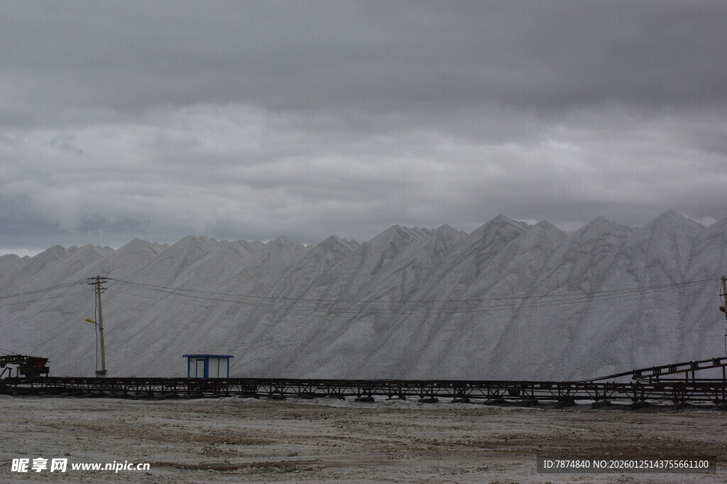 乌云下的山脉与公路