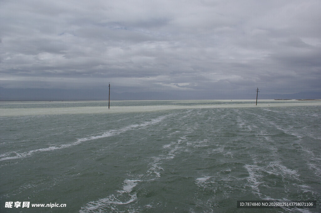 暴风雨中的开阔道路