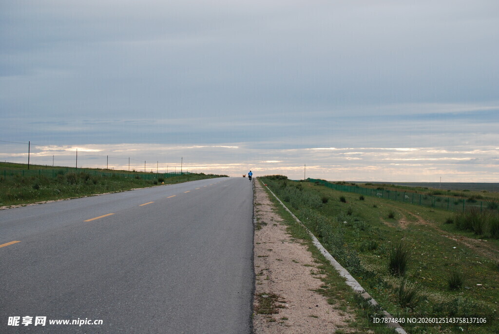 空旷公路伸向远方
