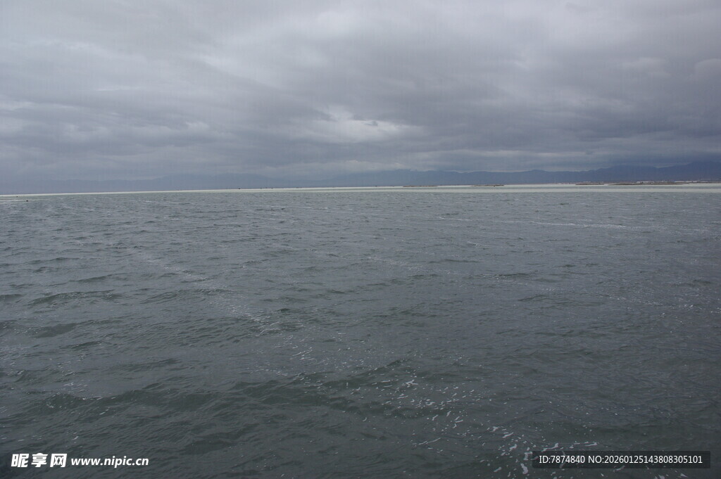 海上阴云密布的广阔景象