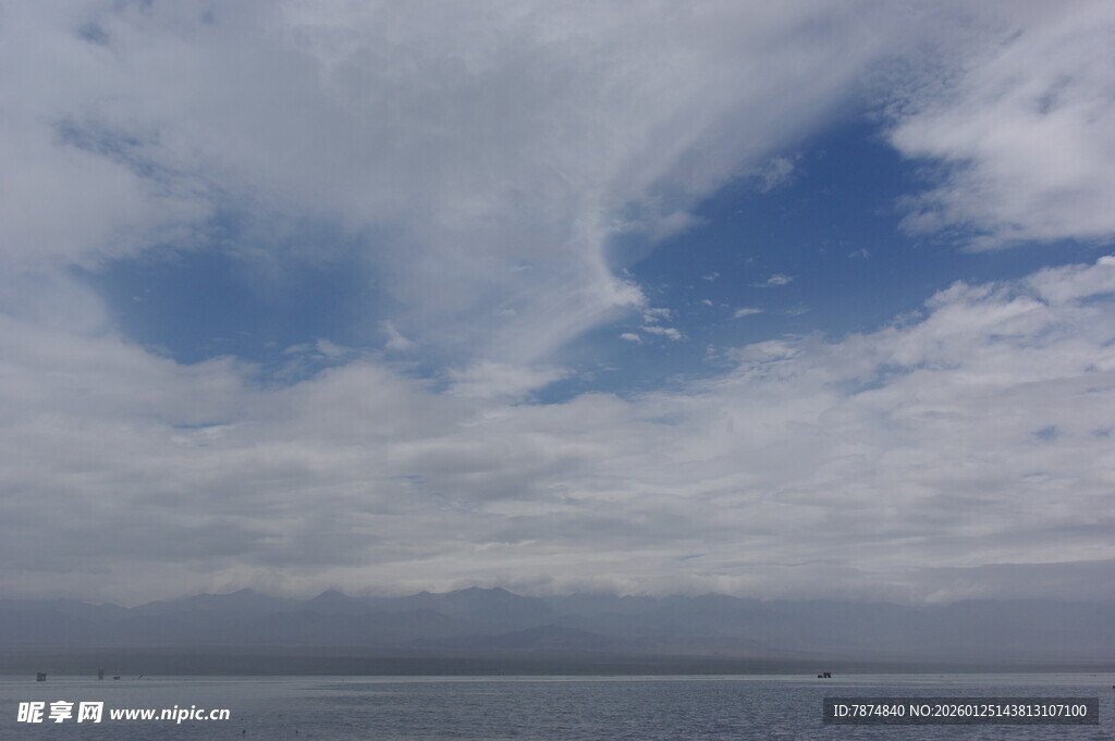 蓝天白云下的广阔水域