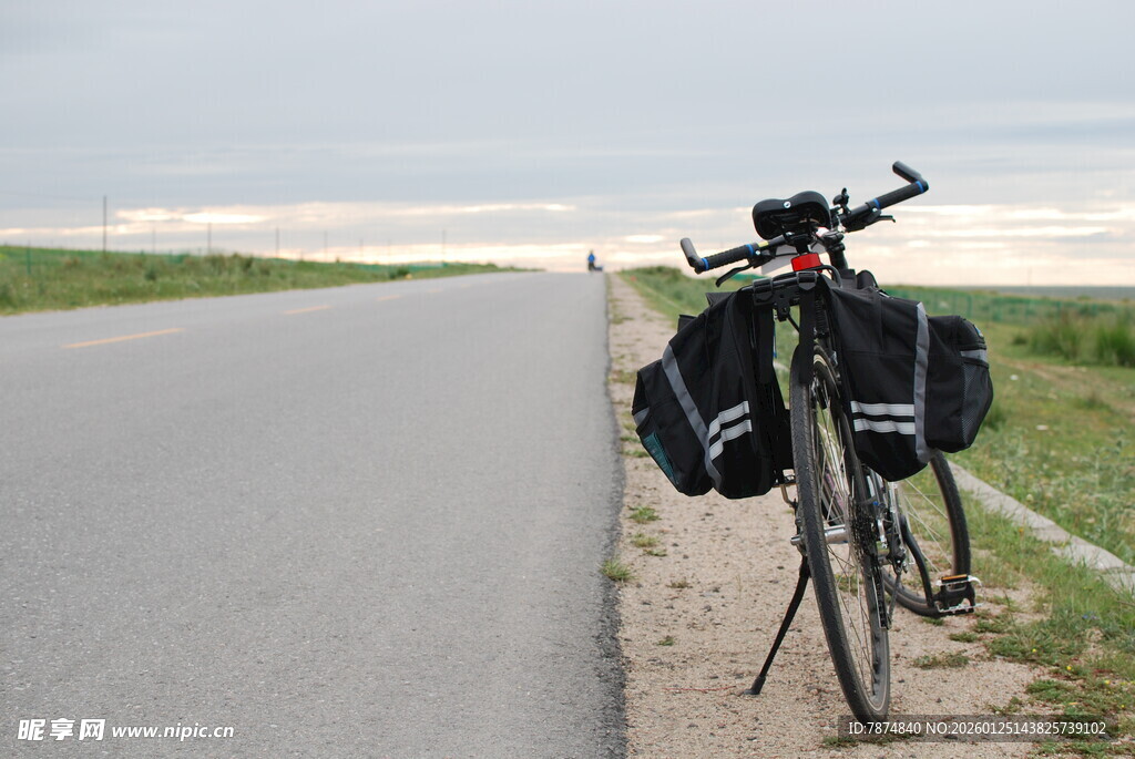 公路边停靠的长途旅行自行车
