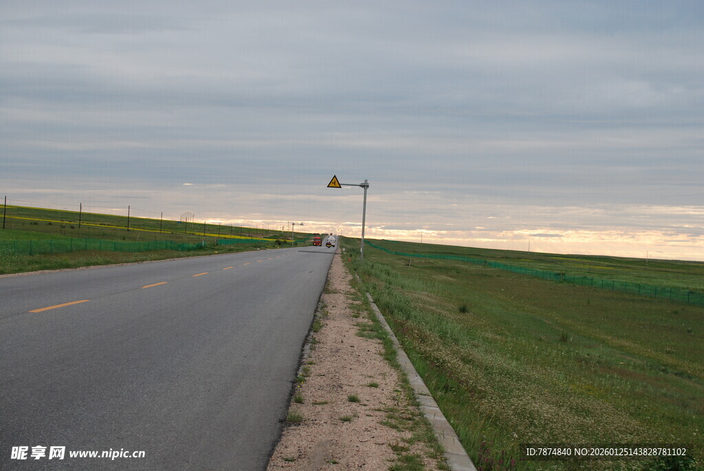黄昏下的开阔公路