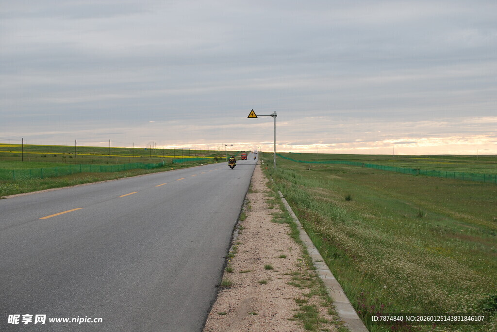 空旷公路上的骑行者