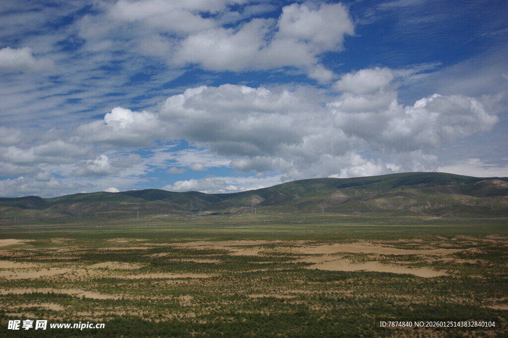 广袤草原与蓝天白云美景