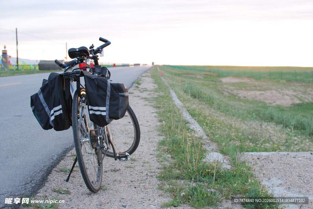 公路旁停靠的旅行自行车