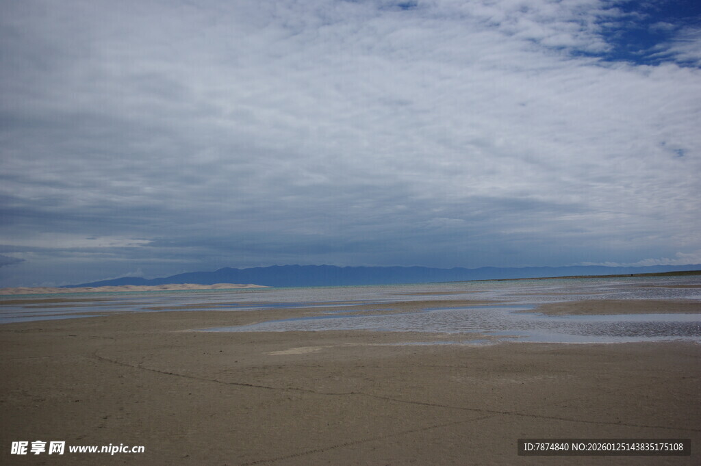 海边沙滩上的多云天空