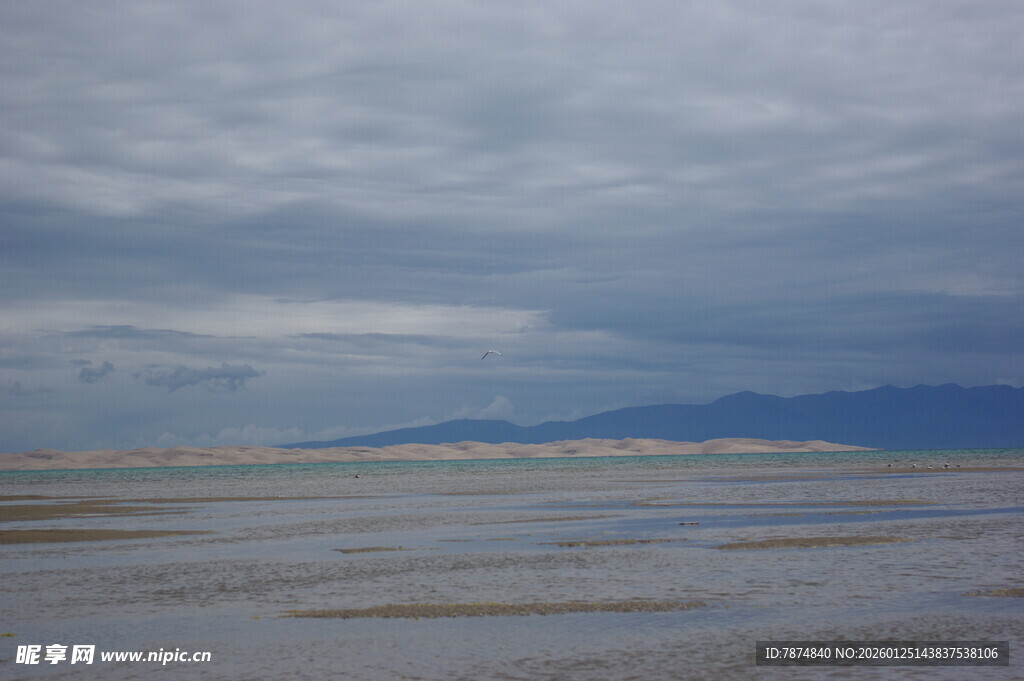 阴天的广袤滩涂与远山