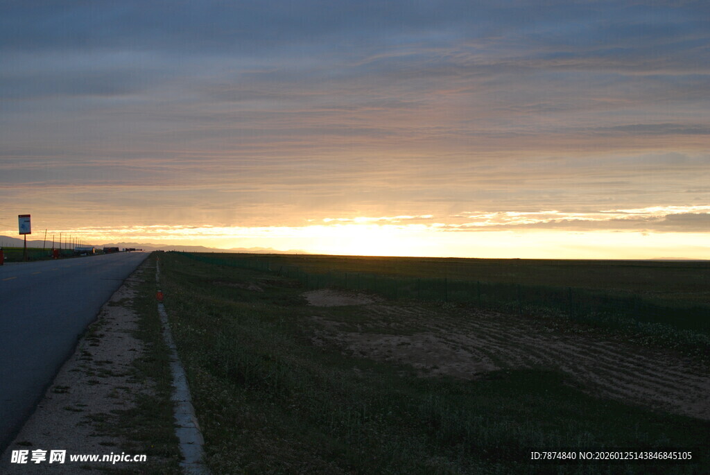 公路边的绝美日出景象