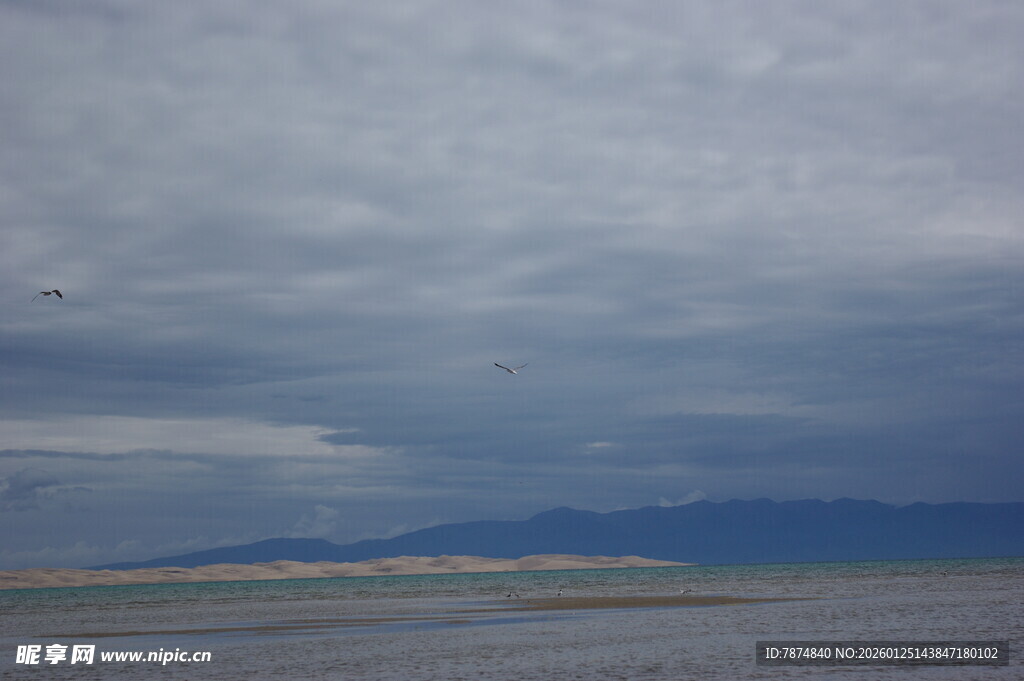 阴云下的广阔水域与远山