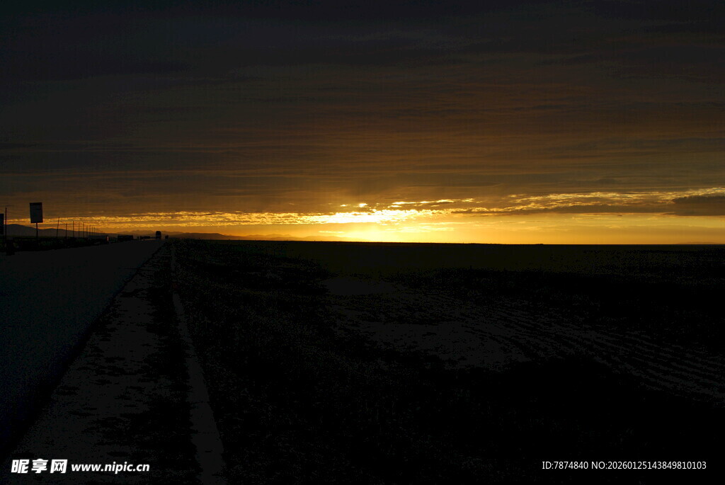 日落时分的开阔景象