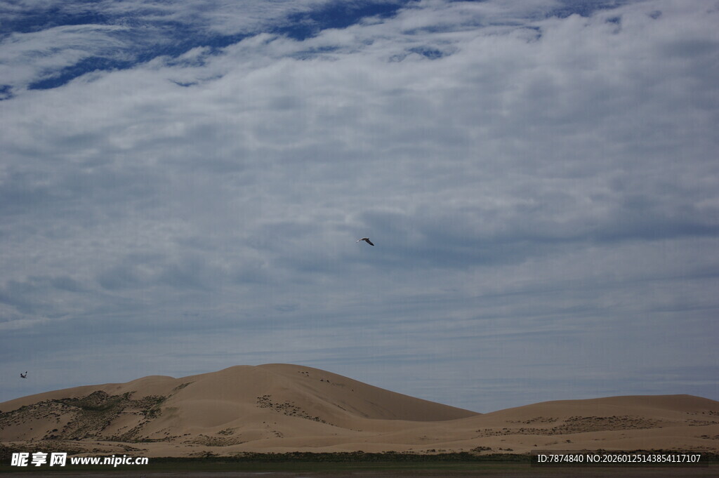 广袤沙漠上的蓝天白云