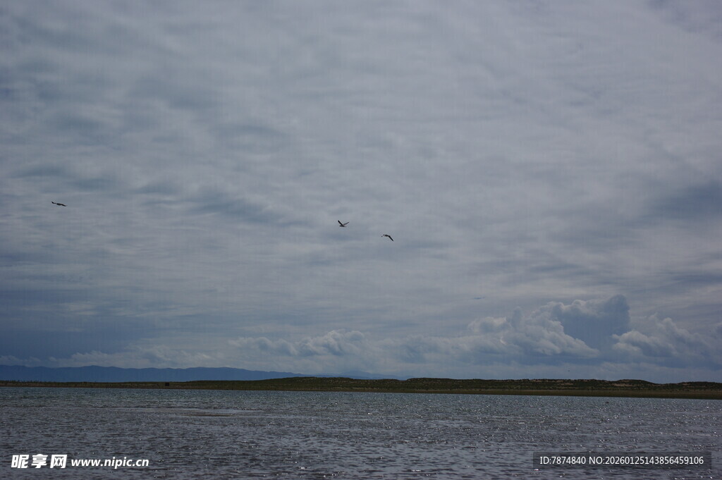 阴天的广阔水域景象