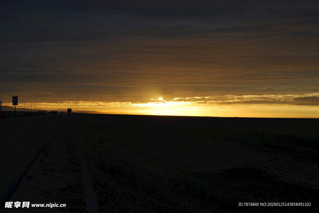 海边日落时分的美丽景象