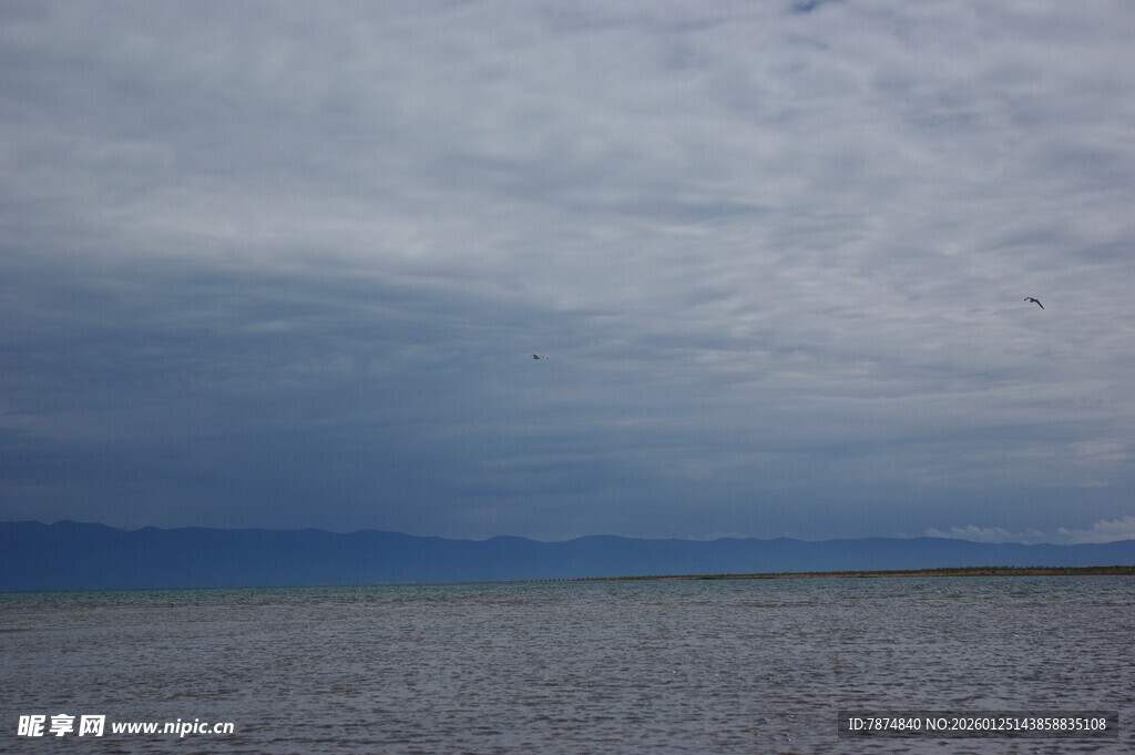 阴沉天空下的广阔水域