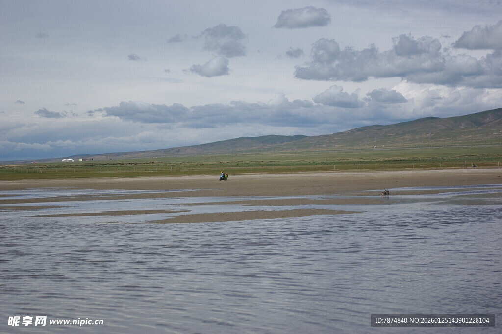 草原边的水域风光