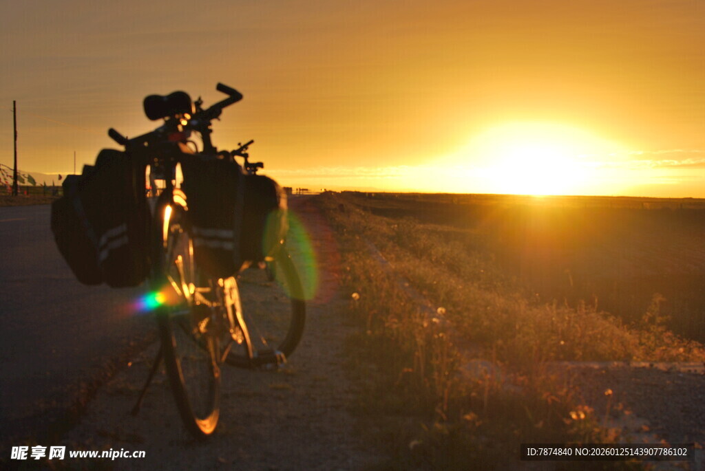 夕阳下的骑行单车