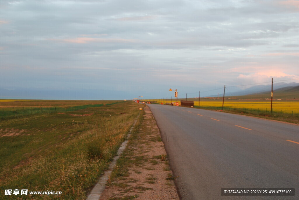 黄昏下的空旷公路
