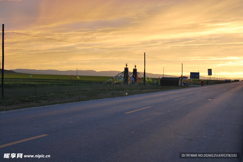 夕阳下的公路美景