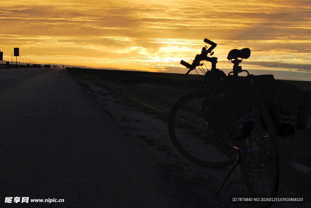 夕阳下的骑行者剪影