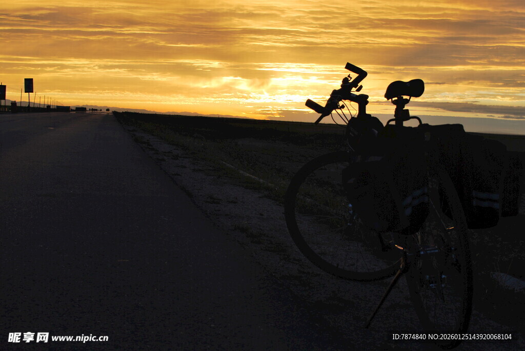 夕阳下的公路自行车剪影
