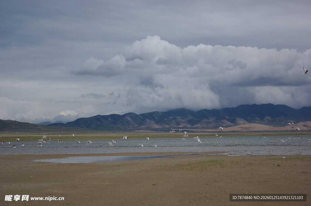 湖畔云景 宁静自然风光